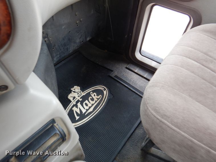 image for item KH9007 2005 Mack CXN613  semi truck