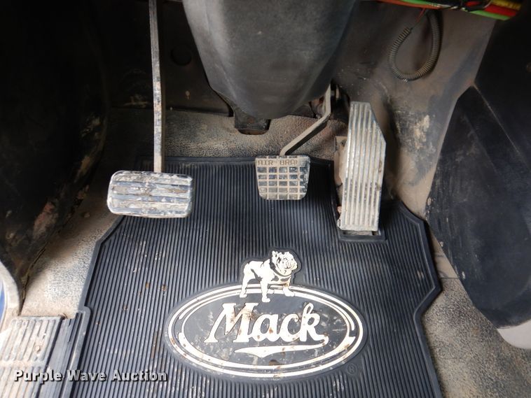 image for item KH9007 2005 Mack CXN613  semi truck