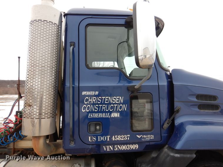 image for item KH9007 2005 Mack CXN613  semi truck