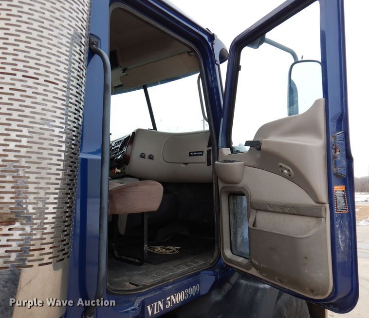 image for item KH9007 2005 Mack CXN613  semi truck