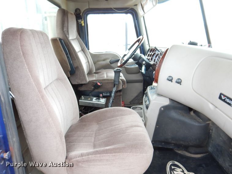 image for item KH9007 2005 Mack CXN613  semi truck