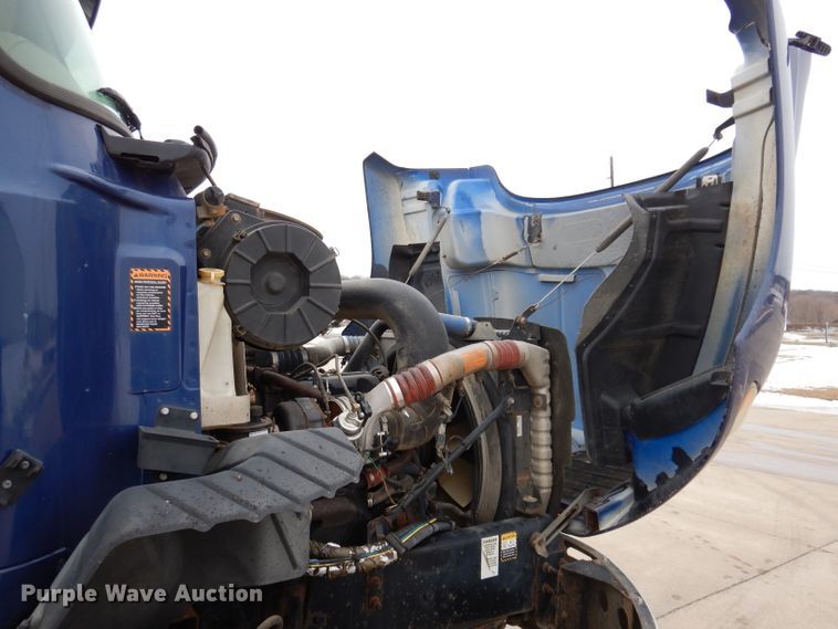 image for item KH9007 2005 Mack CXN613  semi truck