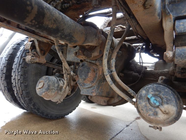 image for item KH9007 2005 Mack CXN613  semi truck