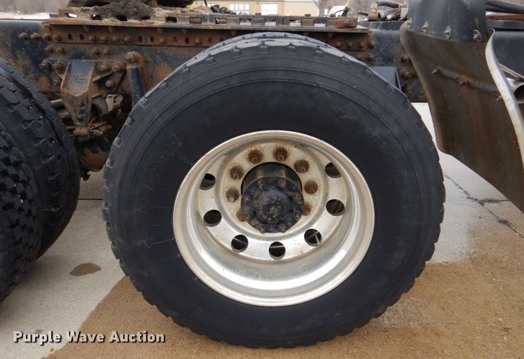 image for item KH9007 2005 Mack CXN613  semi truck