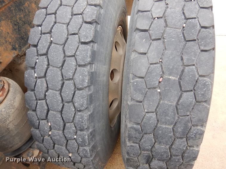 image for item KH9007 2005 Mack CXN613  semi truck