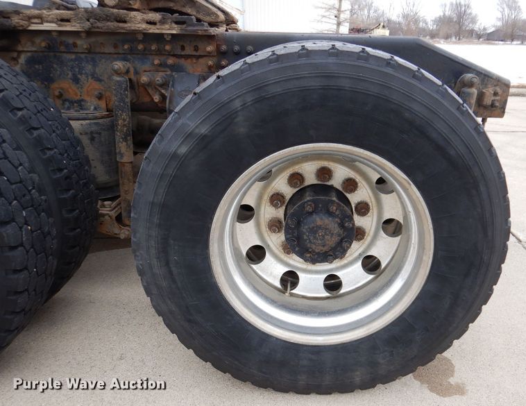 image for item KH9007 2005 Mack CXN613  semi truck