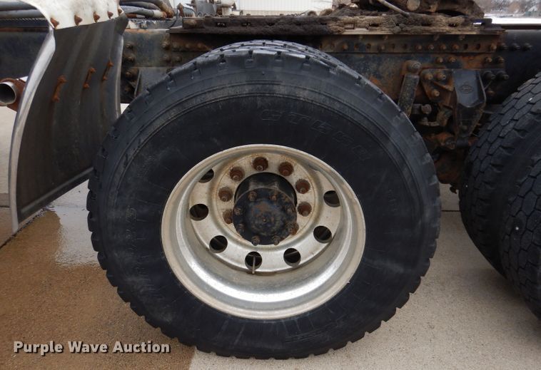 image for item KH9007 2005 Mack CXN613  semi truck