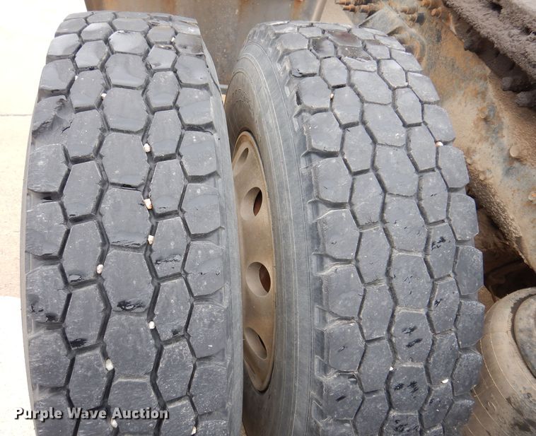 image for item KH9007 2005 Mack CXN613  semi truck