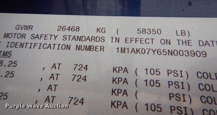 image for item KH9007 2005 Mack CXN613  semi truck