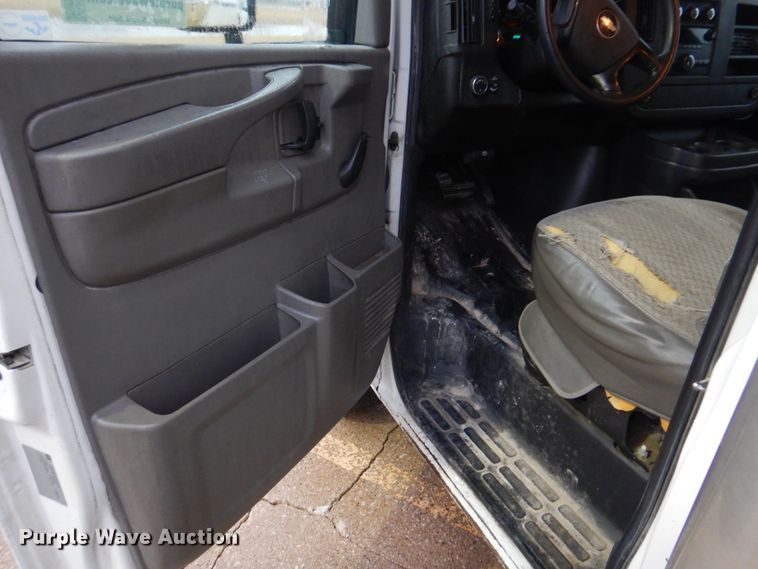 image for item DH8218 2008 Chevrolet Express 3500  box truck