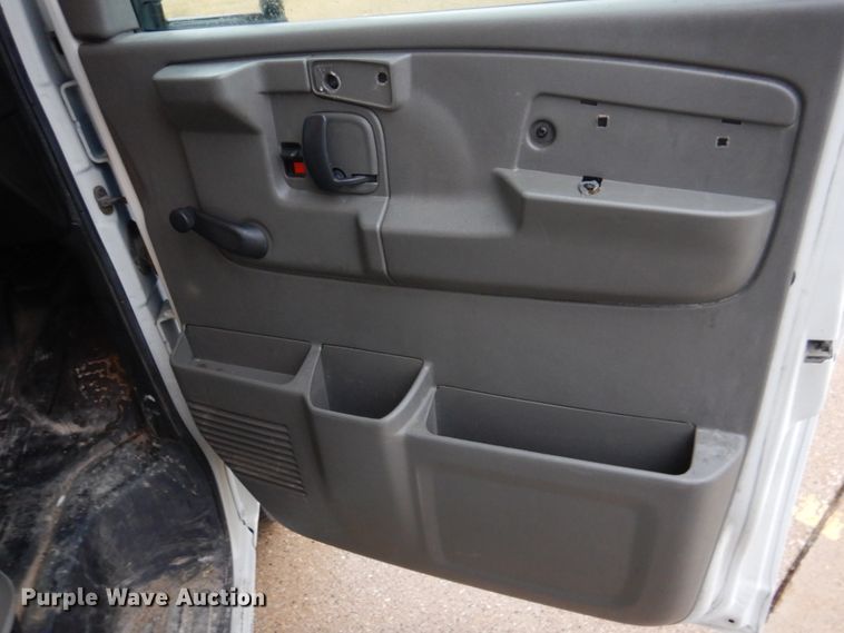 image for item DH8218 2008 Chevrolet Express 3500  box truck