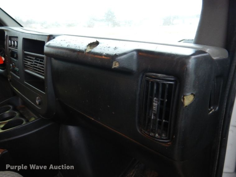 image for item DH8218 2008 Chevrolet Express 3500  box truck