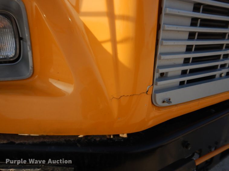 image for item DH8246 2001 Freightliner FS65  school bus