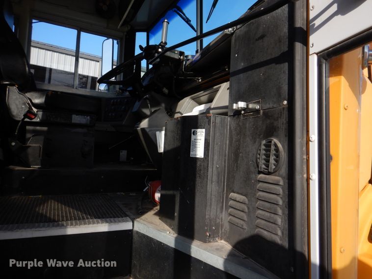 image for item DH8246 2001 Freightliner FS65  school bus