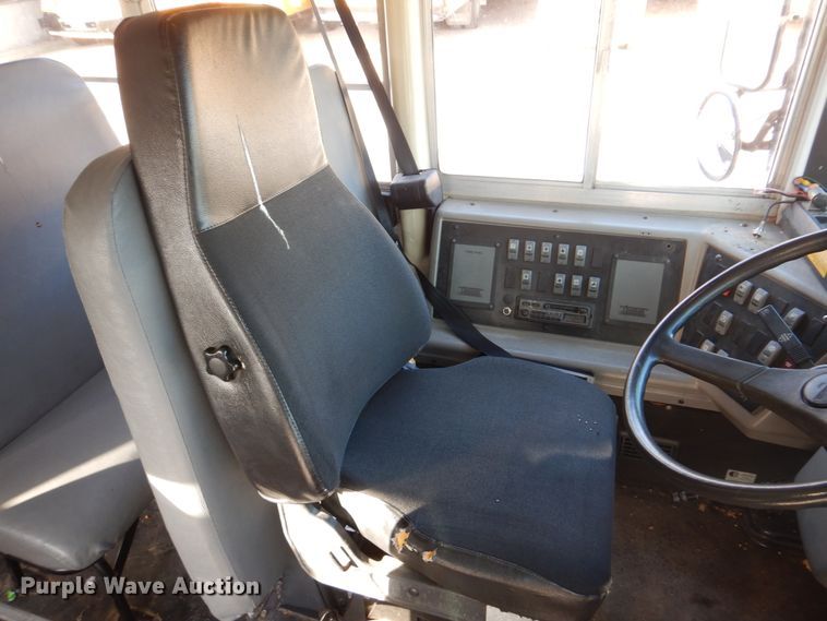 image for item DH8246 2001 Freightliner FS65  school bus
