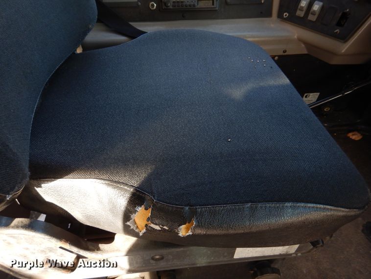 image for item DH8246 2001 Freightliner FS65  school bus