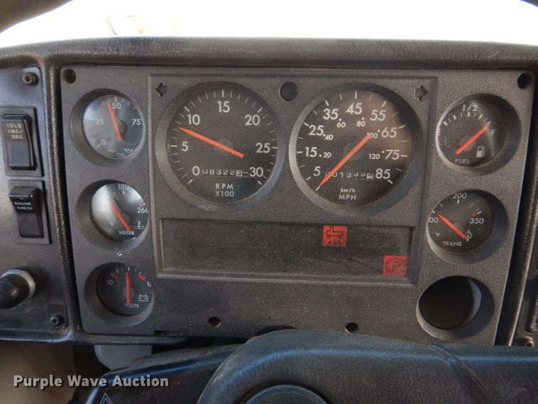 image for item DH8246 2001 Freightliner FS65  school bus