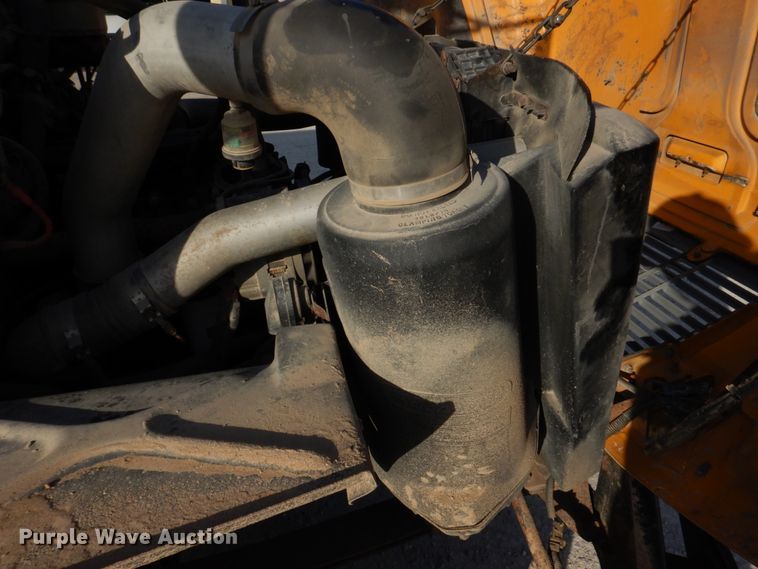 image for item DH8246 2001 Freightliner FS65  school bus