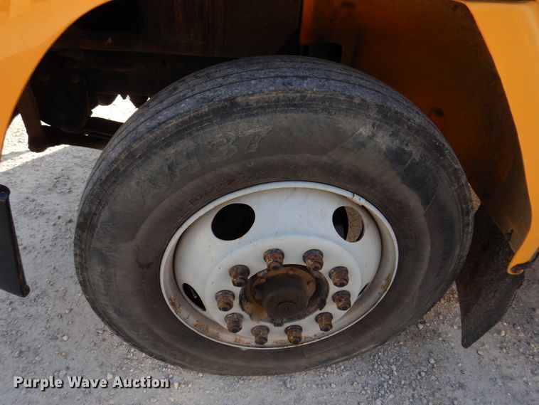 image for item DH8246 2001 Freightliner FS65  school bus