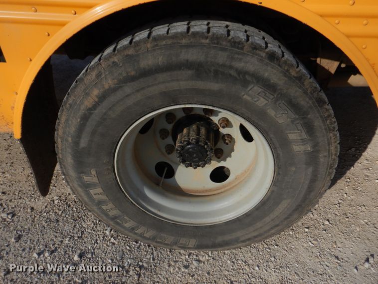 image for item DH8246 2001 Freightliner FS65  school bus