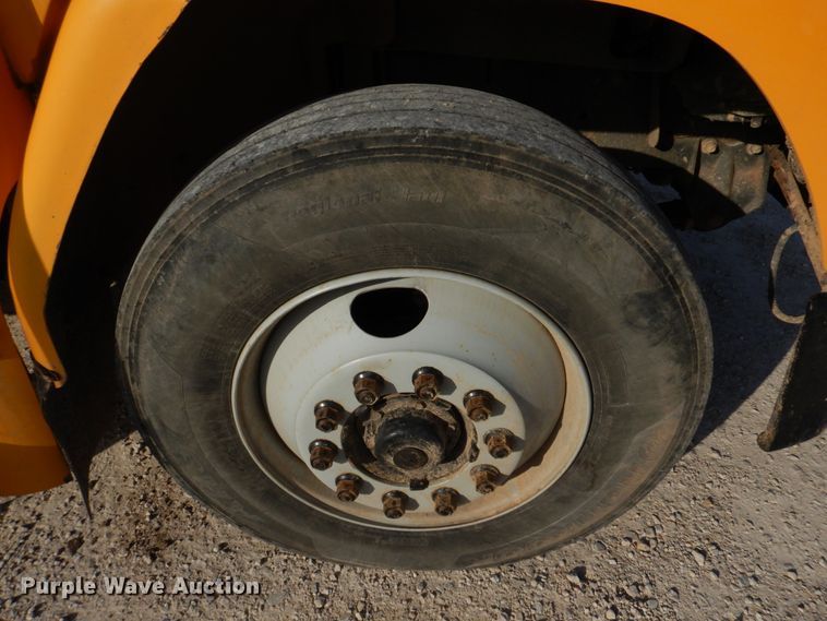 image for item DH8246 2001 Freightliner FS65  school bus