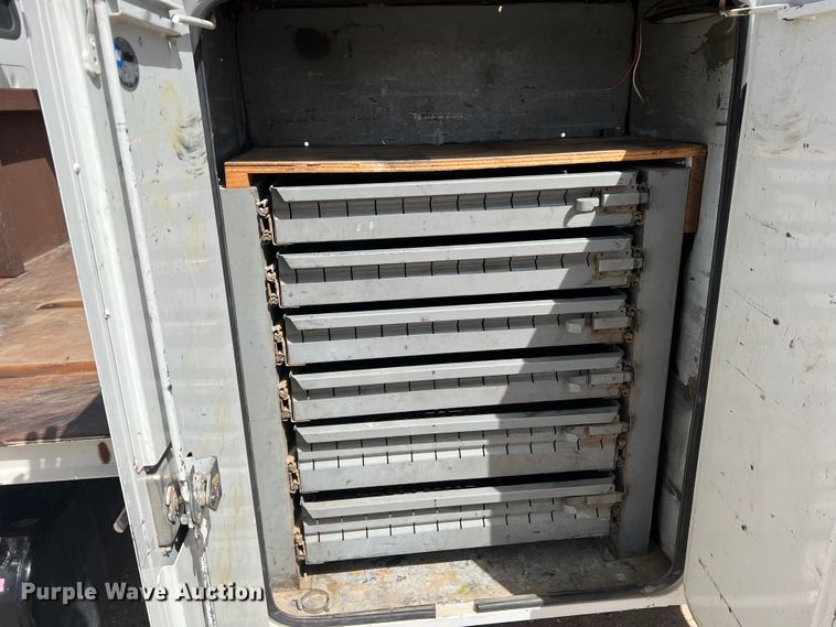 image for item DM8450 1997 International 4700  utility / service truck