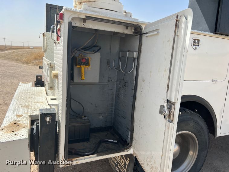 image for item DM8450 1997 International 4700  utility / service truck