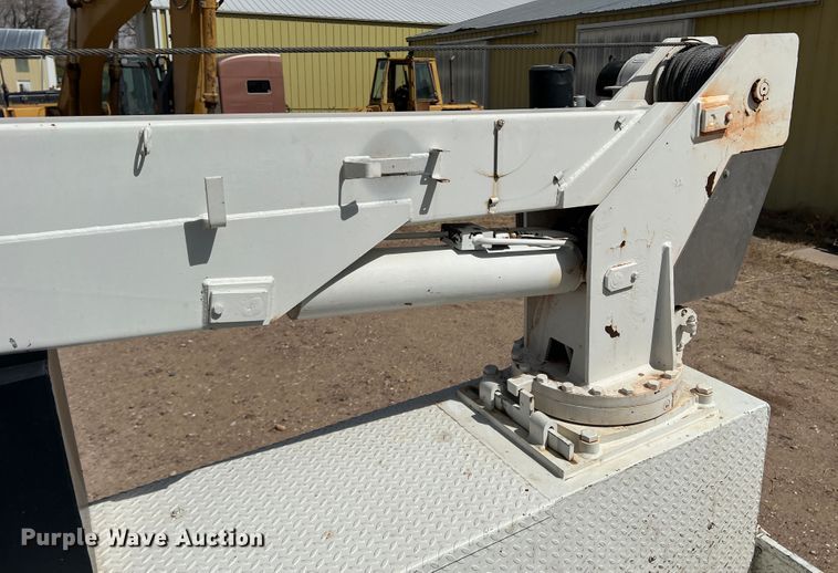 image for item DM8450 1997 International 4700  utility / service truck