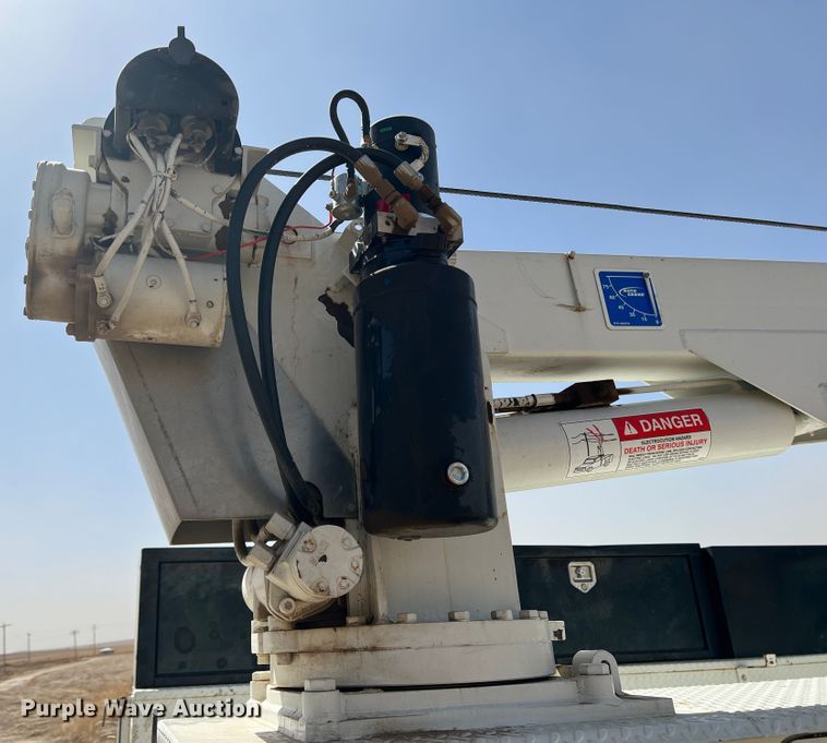 image for item DM8450 1997 International 4700  utility / service truck