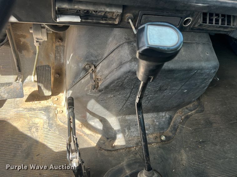 image for item DM8450 1997 International 4700  utility / service truck