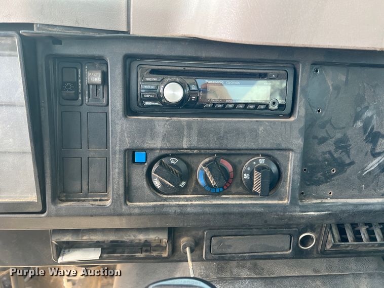 image for item DM8450 1997 International 4700  utility / service truck