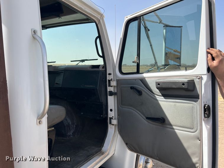 image for item DM8450 1997 International 4700  utility / service truck