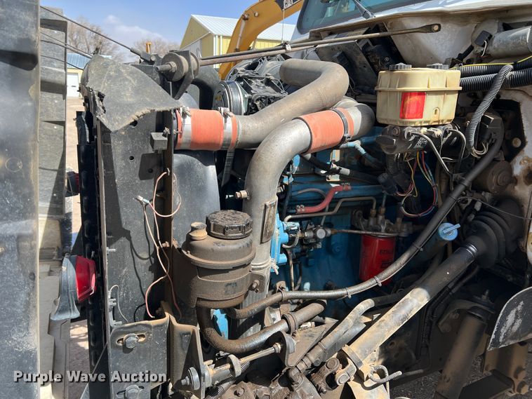 image for item DM8450 1997 International 4700  utility / service truck