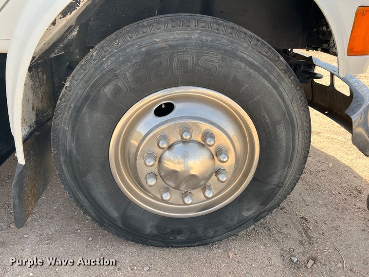 image for item DM8450 1997 International 4700  utility / service truck