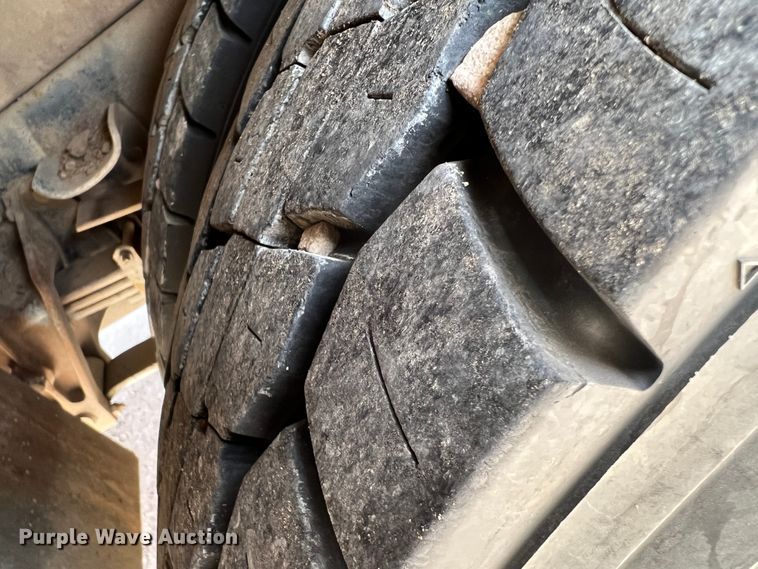 image for item DM8450 1997 International 4700  utility / service truck