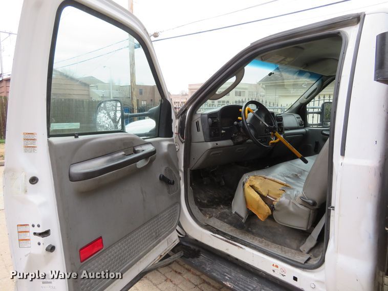 image for item FB9783 2005 Ford F550 Super Duty XL  flatbed truck