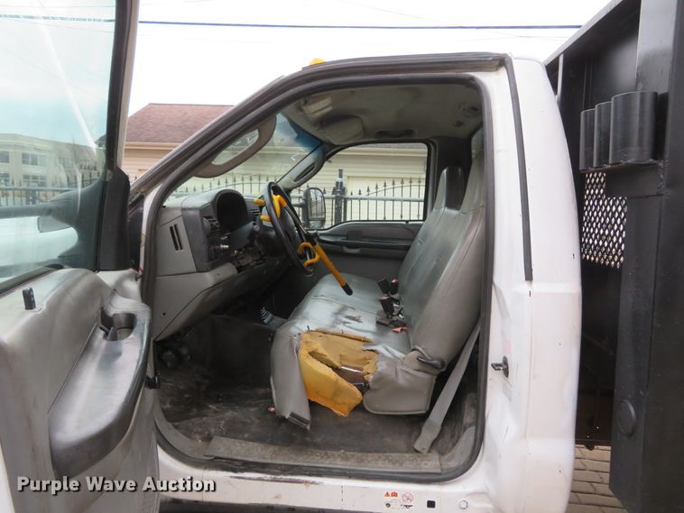 image for item FB9783 2005 Ford F550 Super Duty XL  flatbed truck