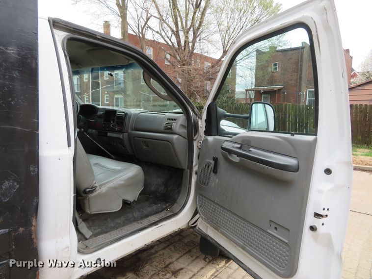 image for item FB9783 2005 Ford F550 Super Duty XL  flatbed truck