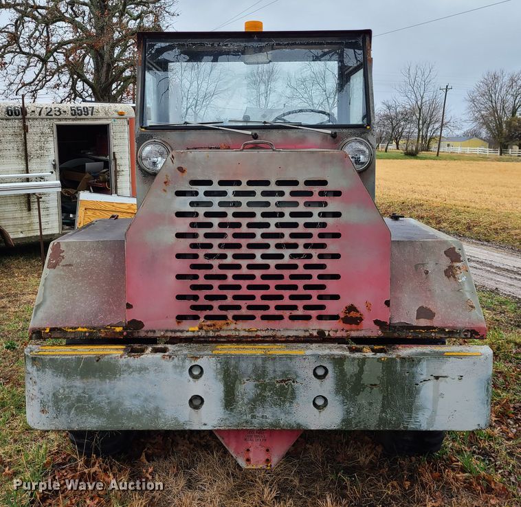 image for item IF9382 1976 American Coleman G40G  tug