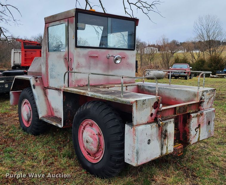 image for item IF9382 1976 American Coleman G40G  tug