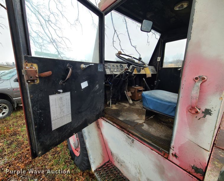 image for item IF9382 1976 American Coleman G40G  tug