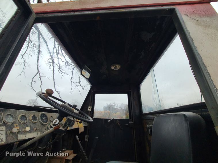 image for item IF9382 1976 American Coleman G40G  tug