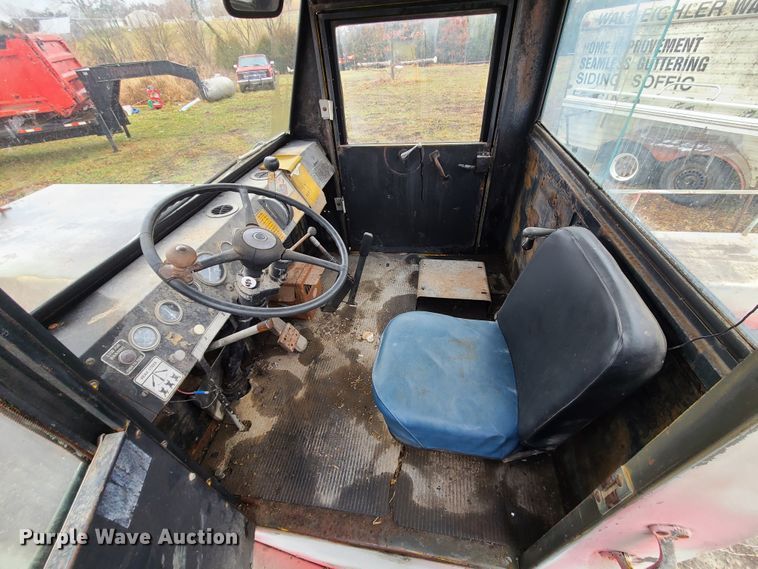 image for item IF9382 1976 American Coleman G40G  tug