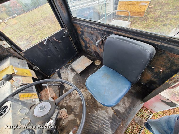 image for item IF9382 1976 American Coleman G40G  tug