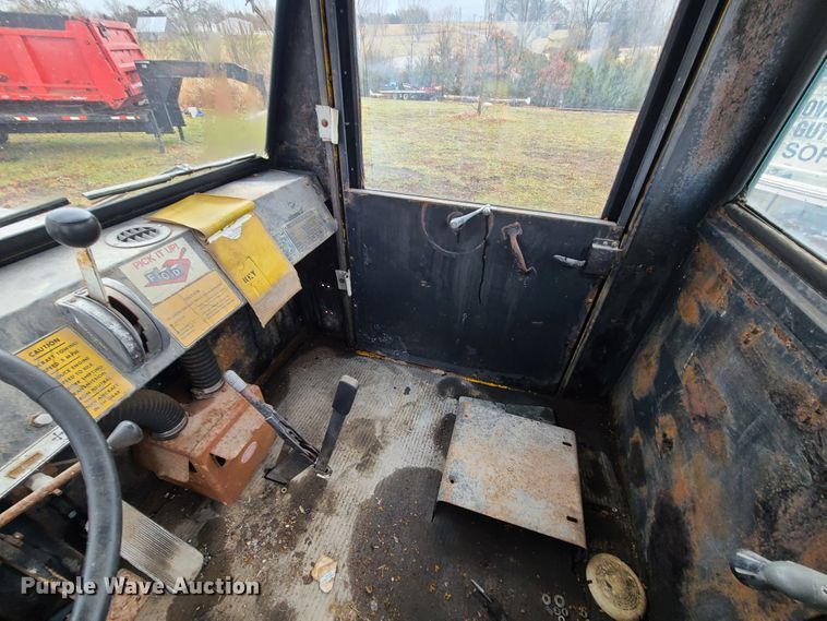 image for item IF9382 1976 American Coleman G40G  tug