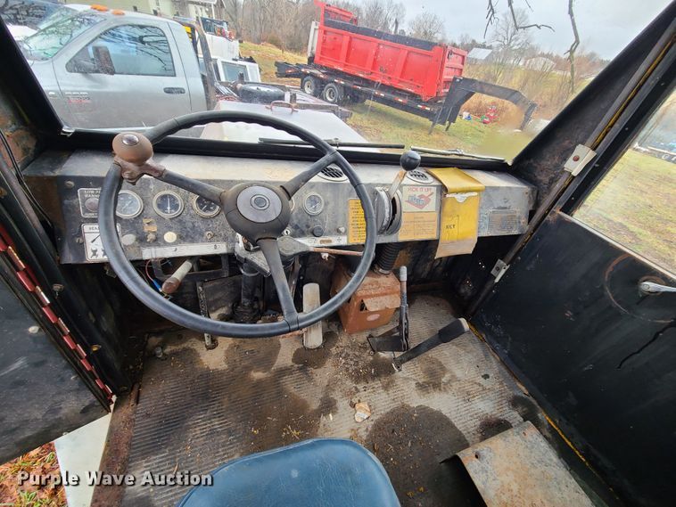 image for item IF9382 1976 American Coleman G40G  tug