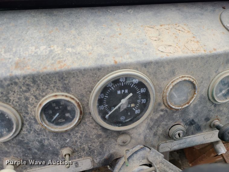 image for item IF9382 1976 American Coleman G40G  tug