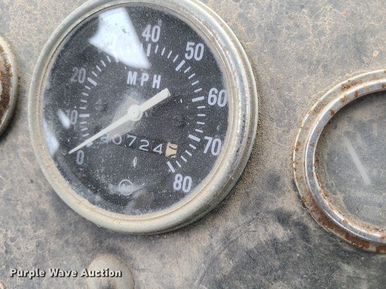 image for item IF9382 1976 American Coleman G40G  tug