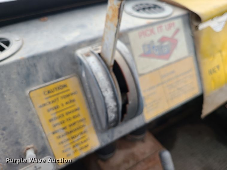 image for item IF9382 1976 American Coleman G40G  tug