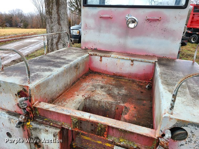 image for item IF9382 1976 American Coleman G40G  tug